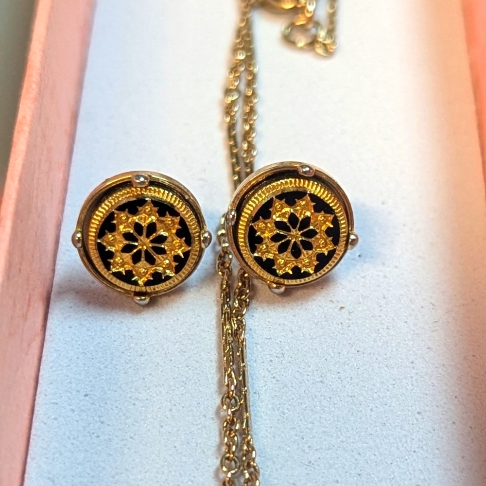 Vintage 80s Avon Snow Fantasy Oval Snowflake Necklace & Earrings Gold Tone Set - Picture 3 of 12